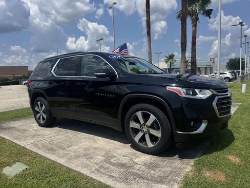 Used 2019 Chevrolet Traverse LT w/ LT Premium Package AWD/4WD image 3