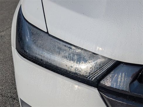 Used 2023 Chevrolet Traverse RS image 8