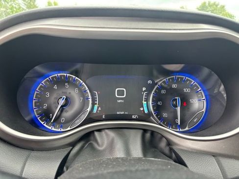 Used 2023 Chrysler Pacifica Touring-L FWD image 21