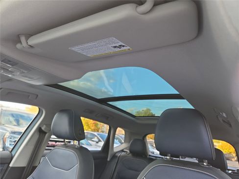 Certified 2025 Volkswagen Taos SEL image 22