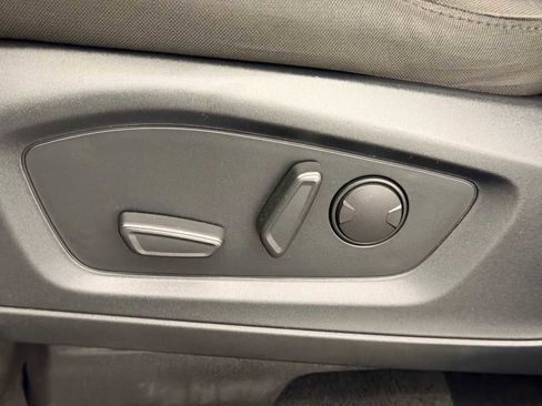 Used 2022 Ford Explorer XLT image 16