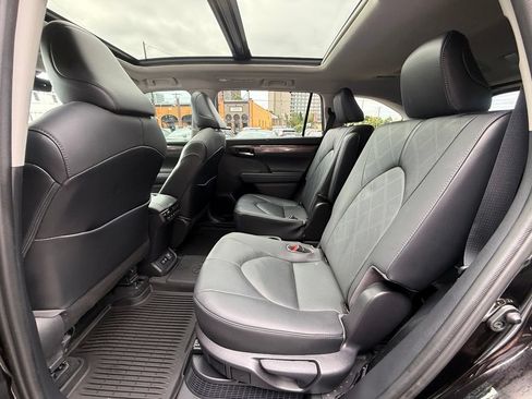 Used 2021 Toyota Highlander Platinum AWD/4WD image 22