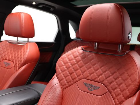 Used 2022 Bentley Bentayga AWD/4WD image 18