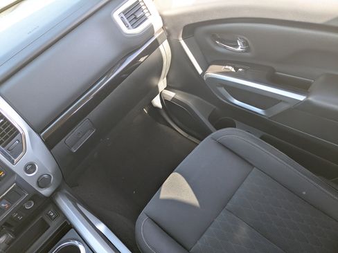 Used 2017 Nissan Titan SV image 17