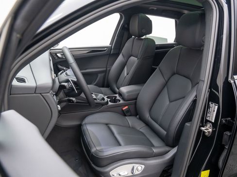 Certified 2025 Porsche Macan image 5