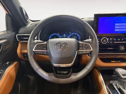 Used 2026 Toyota Highlander Platinum image 12