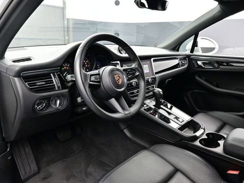 Certified 2025 Porsche Macan image 4
