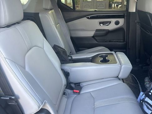 Used 2025 Honda Pilot Touring image 10