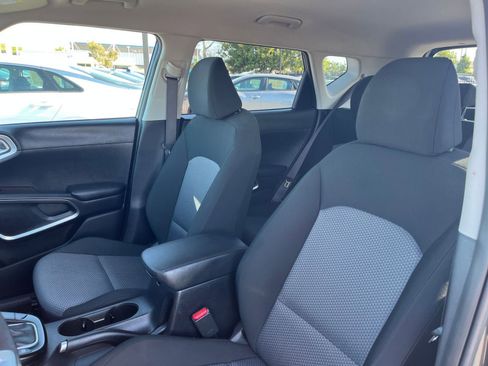 Used 2025 Kia Soul LX w/ LX Technology Package FWD image 36