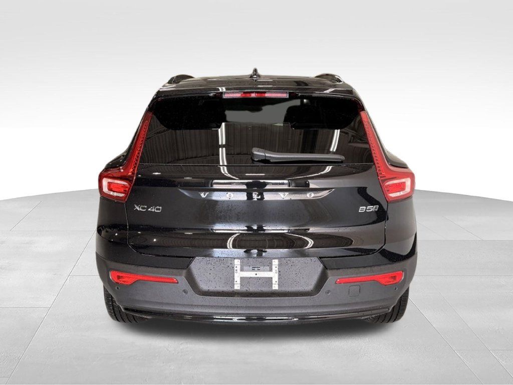 Used 2026 Volvo XC40 B5 Core AWD/4WD image 4