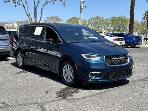 Used 2025 Chrysler Pacifica Select FWD image 6