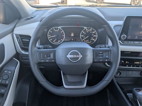 Used 2025 Nissan Rogue SV image 14