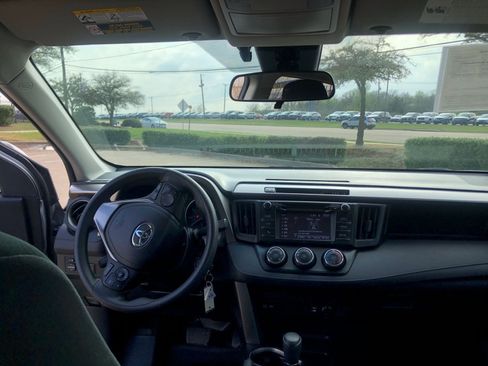 Used 2018 Toyota RAV4 LE w/ Carpet Mat Package image 17