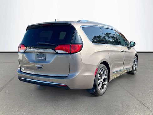 Used 2017 Chrysler Pacifica Limited w/ Advanced Safetytec Group FWD image 7