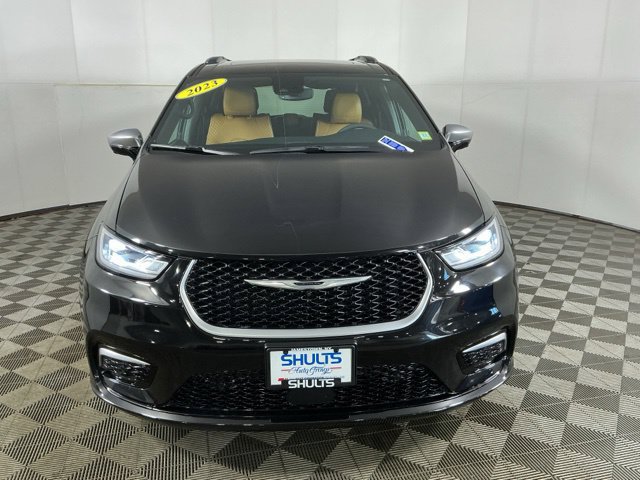 Used 2023 Chrysler Pacifica Pinnacle FWD image 3