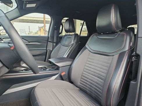 Used 2025 Ford Explorer ST-Line w/ ST-Line Street Pack image 15