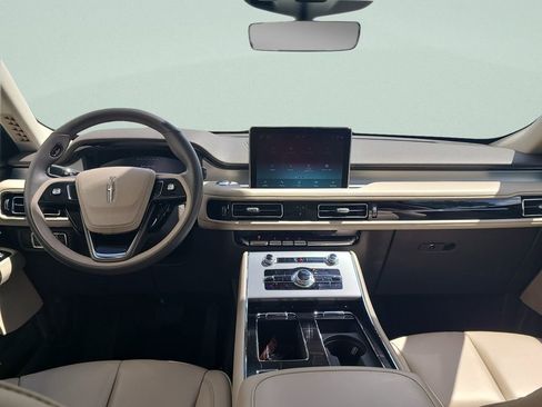 Used 2023 Lincoln Aviator 2WD w/ Premium Package image 10