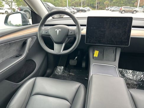 Used 2025 Tesla Model Y Long Range RWD image 9