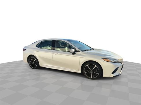 Used 2019 Toyota Camry XSE image 2