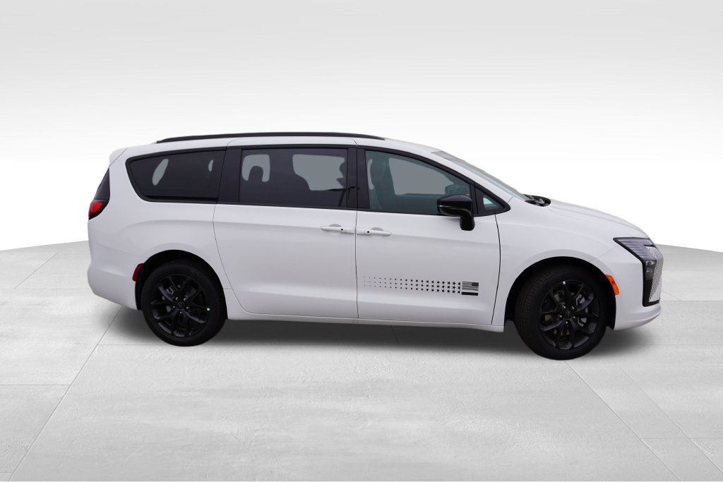 New 2027 Chrysler Pacifica Select AWD/4WD image 2
