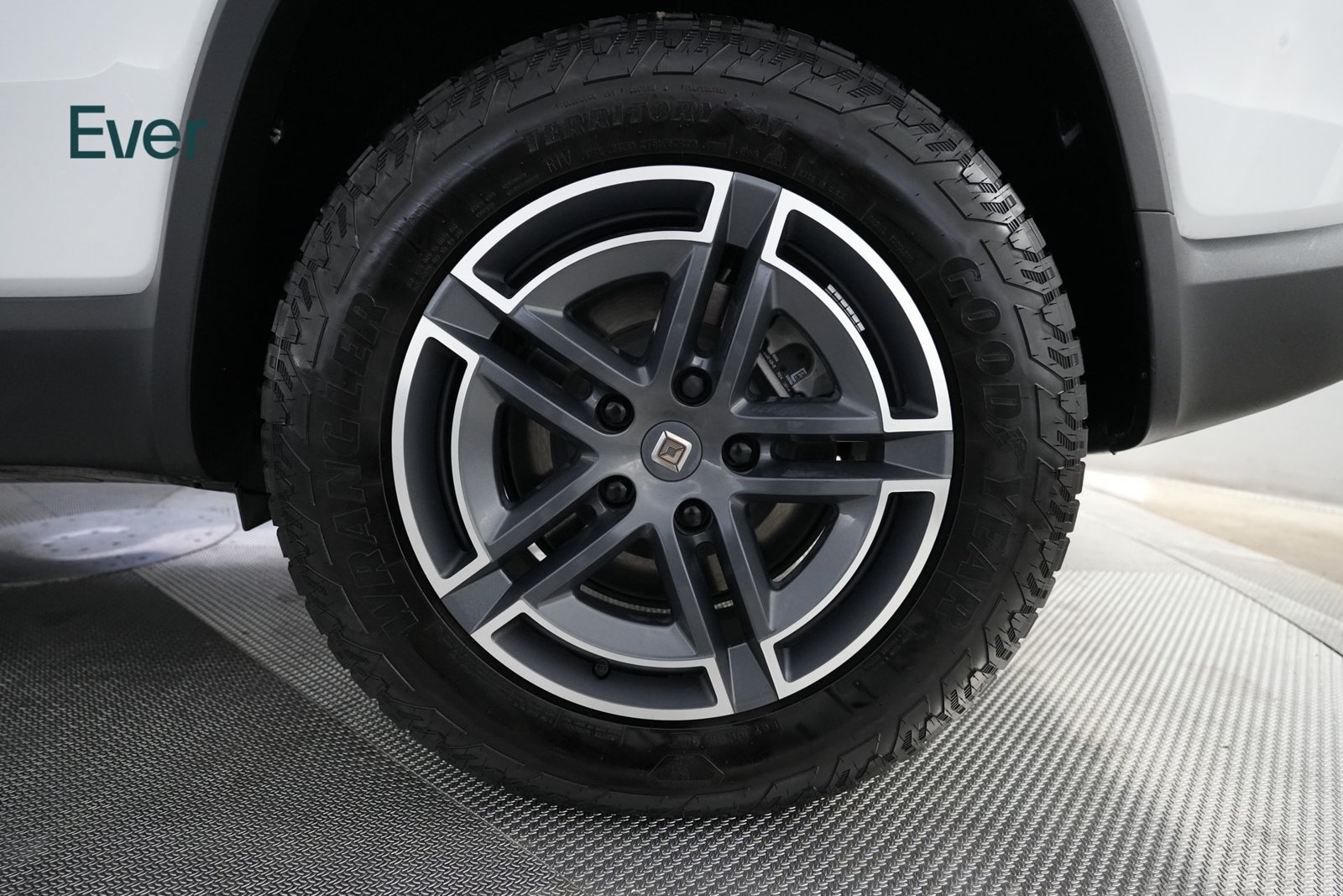 Used 2025 Rivian R1S Adventure Dual AWD/4WD image 9