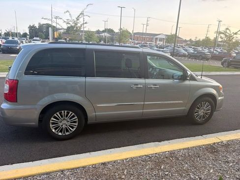 Used 2013 Chrysler Town & Country Touring-L w/ Driver Convenience Group FWD image 9
