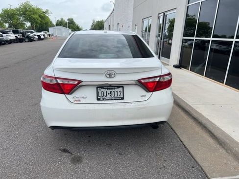 Used 2015 Toyota Camry SE w/ Moonroof Package image 3