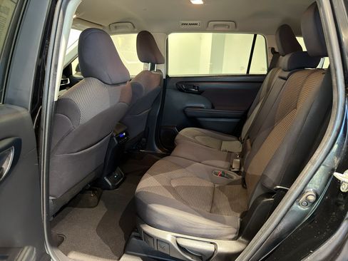 Used 2022 Toyota Highlander LE FWD image 20
