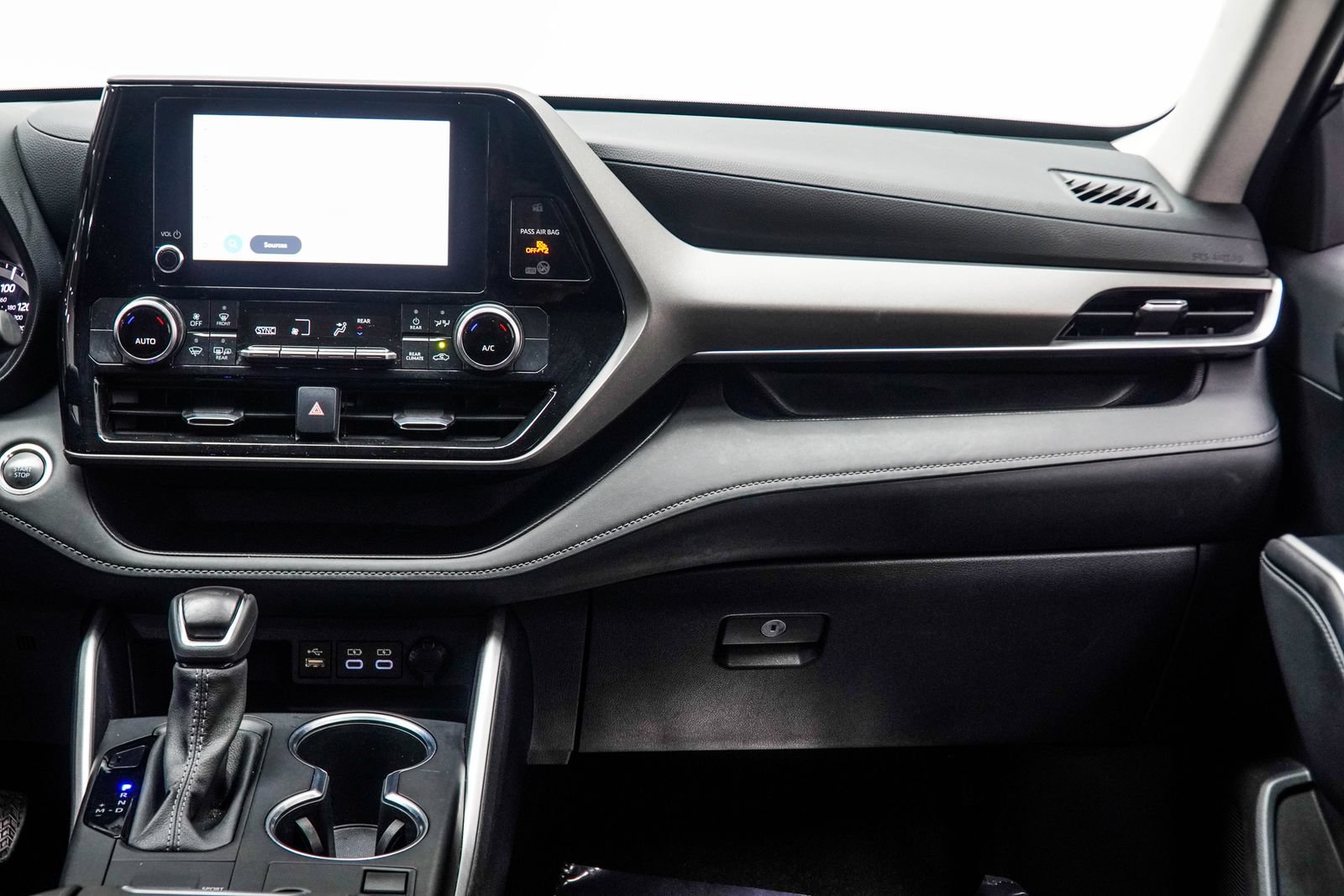 Used 2025 Toyota Highlander LE FWD image 20