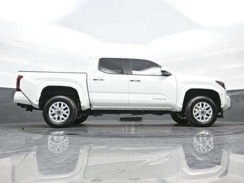 Used 2025 Toyota Tacoma SR5 image 33