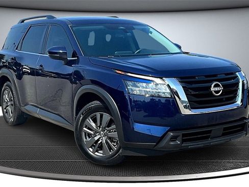Used 2022 Nissan Pathfinder SV image 3