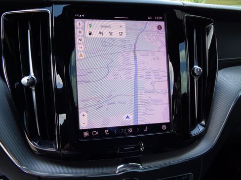 Used 2022 Volvo XC60 B6 R-Design image 13