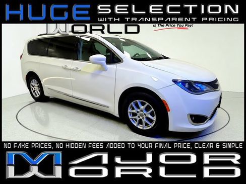 Used 2020 Chrysler Pacifica Touring-L FWD image 1