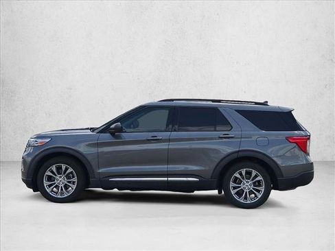 Certified 2022 Ford Explorer XLT w/ Equipment Group 202A RWD image 9
