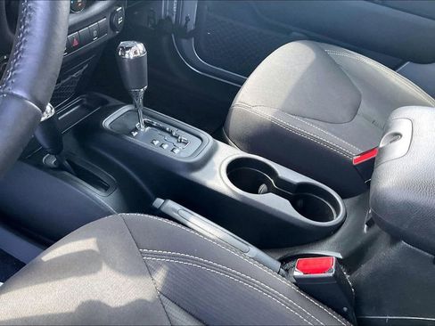 Used 2017 Jeep Wrangler Unlimited Sahara w/ Connectivity Group AWD/4WD image 16