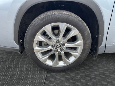 Used 2024 Toyota Highlander Limited image 14