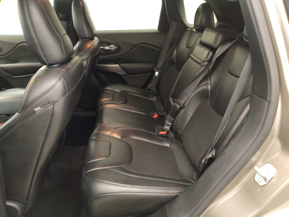 Used 2019 Jeep Cherokee Latitude Plus w/ Cold Weather Group FWD image 18