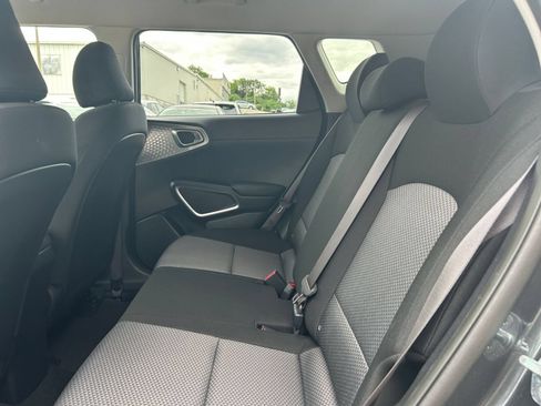 Used 2025 Kia Soul LX w/ LX Technology Package FWD image 17