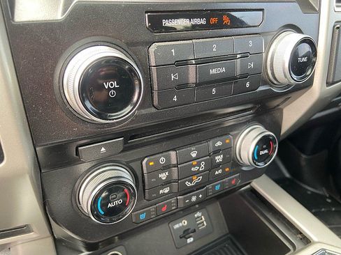 Used 2015 Ford F150 Lariat w/ Equipment Group 502A Luxury AWD/4WD image 21