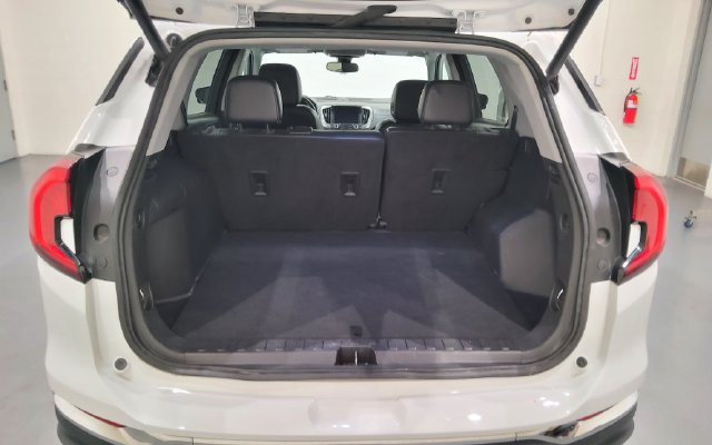 Used 2024 GMC Terrain SLT FWD image 17