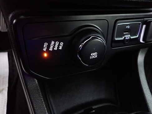 Used 2023 Jeep Renegade Latitude AWD/4WD image 9