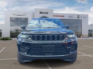 Certified 2025 Jeep Grand Cherokee Laredo w/ Luxury Tech Group I AWD/4WD video 3