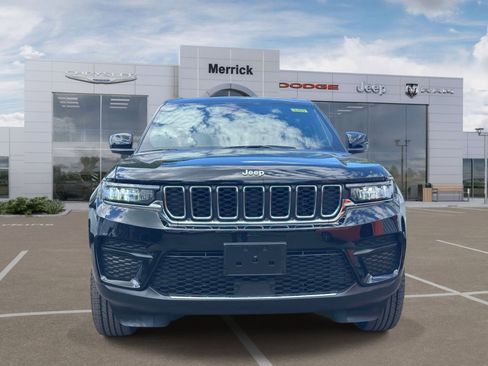 Used 2025 Jeep Grand Cherokee Laredo w/ Luxury Tech Group I AWD/4WD image 3