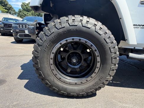 Used 2017 Jeep Wrangler Unlimited Sahara AWD/4WD image 22