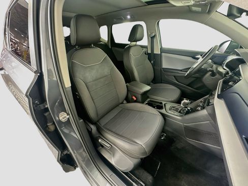 Used 2023 Volkswagen Taos SE w/ Panoramic Sunroof Package FWD image 32
