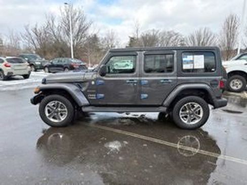 Used 2019 Jeep Wrangler Unlimited Sahara image 2