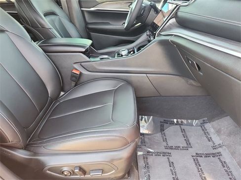 Used 2025 Jeep Grand Cherokee L Limited w/ Black Appearance Package image 27