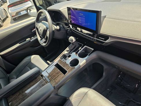 Certified 2025 Toyota Sienna Platinum AWD/4WD image 11