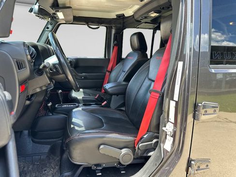 Used 2018 Jeep Wrangler Unlimited Rubicon w/ Connectivity Group AWD/4WD image 13
