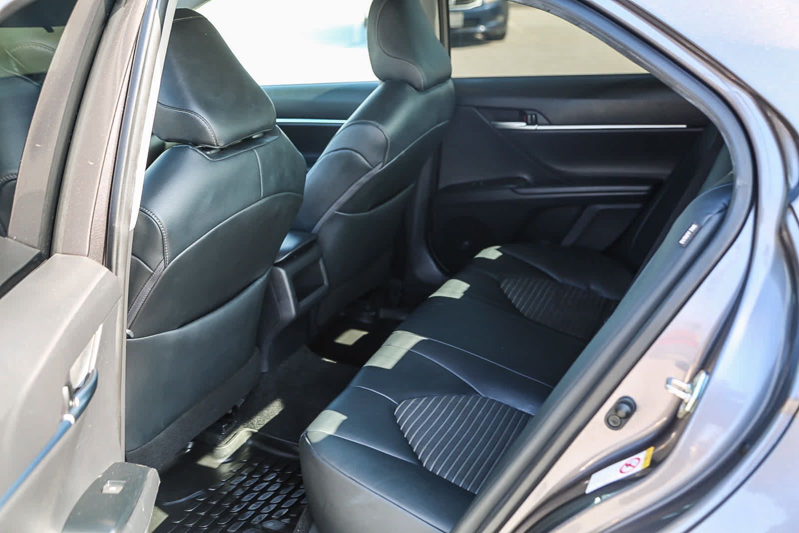 Used 2019 Toyota Camry SE w/ Blackout Package FWD image 18